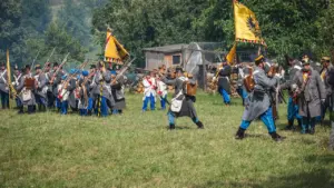 Historische Reenactment-Gruppe stellt eine Infanterie-Schlacht aus dem achtzehnten Jahrhundert im Freien nach.