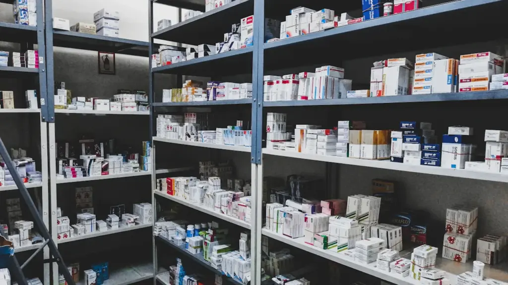 Ein mit Medikamenten gefülltes Regal in einer Apotheke für den medizinischen Notdienst