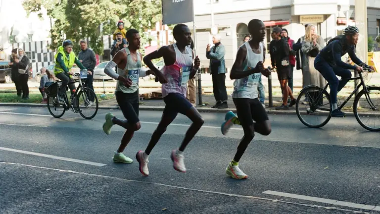 Spitzenathleten beim Marathonlauf auf einer Straße in Berlin.
