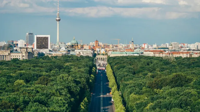 Luftaufnahme von Berlin mit Fernsehturm an einem strahlend blauen Sommertag.
