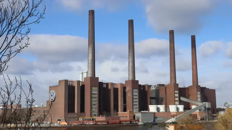Ein großes Industriewerk mit markanten Schornsteinen an einem sonnigen Tag in Deutschland.