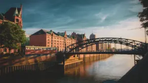 Historische Speicherstadt in Hamburg in der Dämmerung mit Wasser und Brücken.