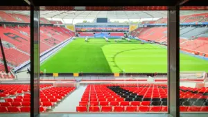 Blick aus der Kommentatorenkabine auf das leere BayArena Stadion in Deutschland.