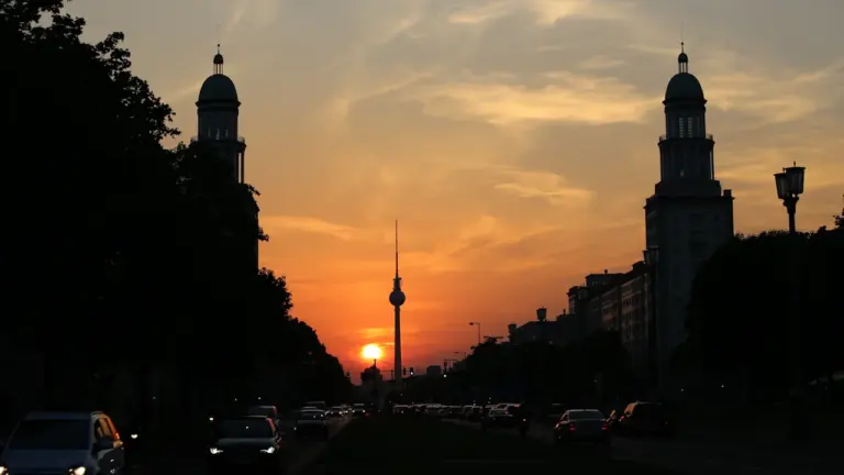 Ein stimmungsvoller Sonnenuntergang über der Karl-Marx-Allee in Berlin mit dem Fernsehturm.
