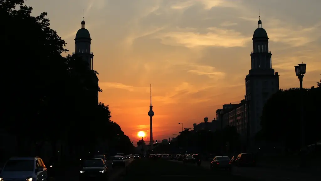 Sonnenuntergang in Berlin mit Blick auf den Berliner Fernsehturm und die Karl-Marx-Allee.