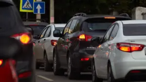 Dichte Autokolonne im Stau mit gut sichtbaren Verkehrsschildern auf einer deutschen Straße