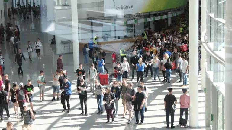 Besucher auf dem Weg in die Messehallen der Gamescom in Köln.