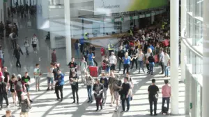Zahlreiche Besucher betreten die Messehallen zur Gamescom in Köln.
