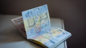 Ein offener Reisepass mit zahlreichen Einreisestempeln liegt bereit für die nächste Reise.