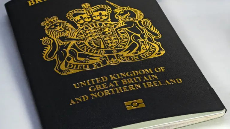 Ein britischer Reisepass liegt auf einem Tisch und symbolisiert Reisevorbereitungen für Großbritannien.