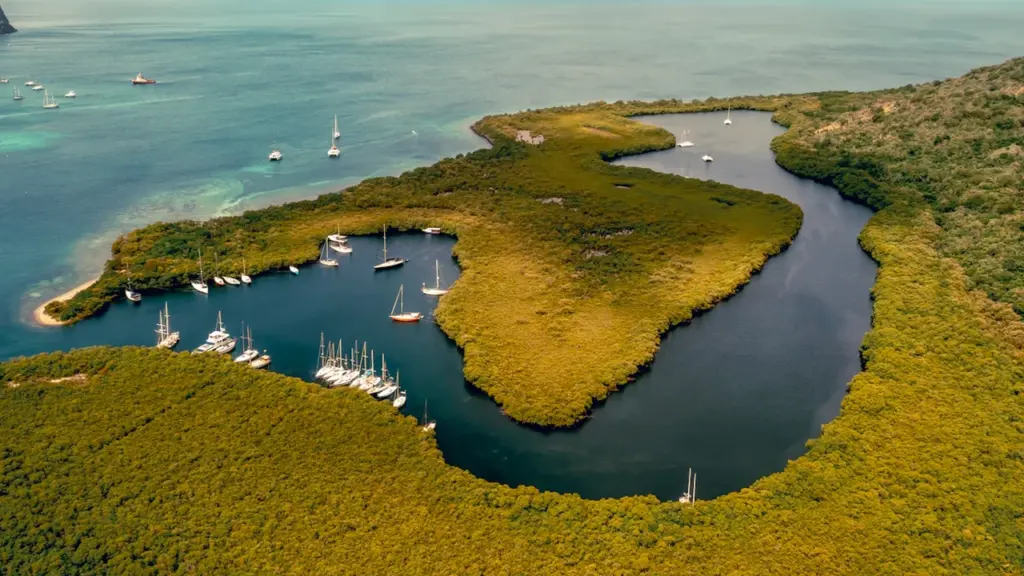 Segelboote in einer tropischen Bucht in Grenada, Karibik, bei sonnigem Wetter.