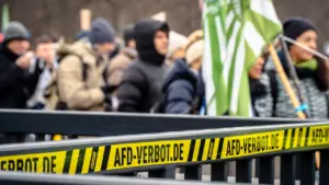 Absperrband mit der Aufschrift AfD-Verbot.de bei einer Demonstration in Deutschland.