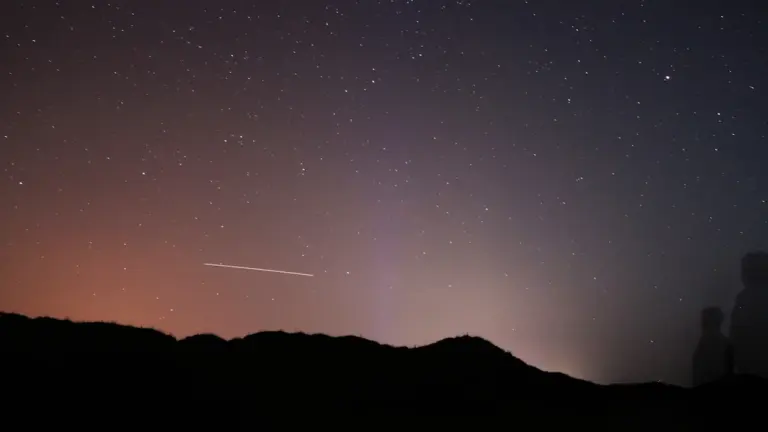 Sternenhimmel über Norderney mit Silhouette einer Berglandschaft und Sternschnuppen-Atmosphäre