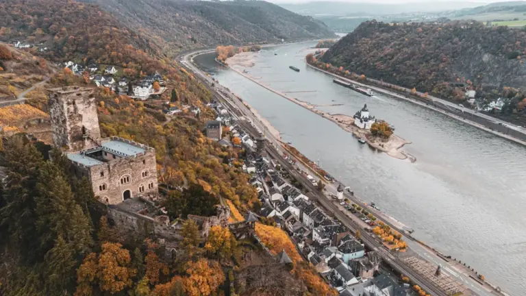 Luftaufnahme des Rheins bei Kaub mit der Burg Pfalzgrafenstein im niedrigen Wasserstand.