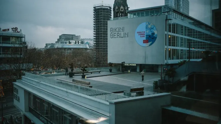 Blick auf das Bikini Berlin Gebäude an einem bewölkten Tag in der Hauptstadt.