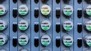 Reihe von modernen digitalen Stromzählern in einem Schaltschrank zur Messung des Energieverbrauchs.