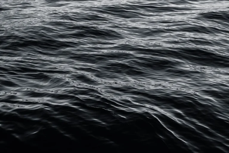 Tiefes oder unruhiges Wasser im Traum: Gefühle einordnen
