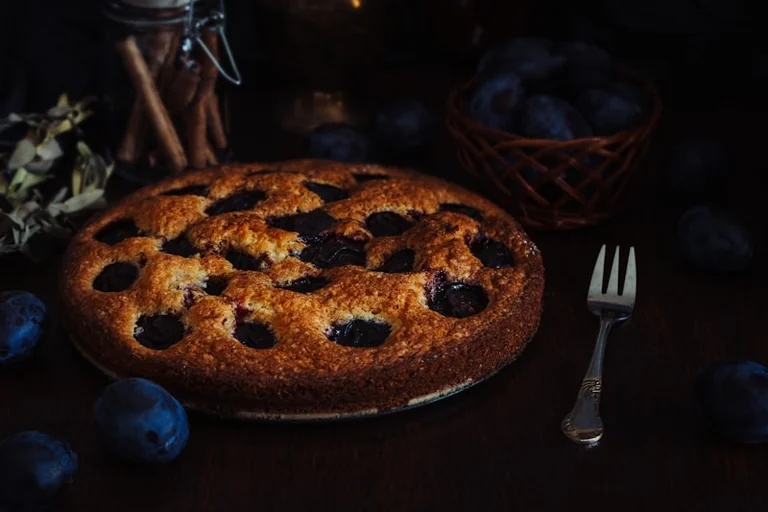 Zwetschgenkuchen vom Blech mit saftigem Hefeboden