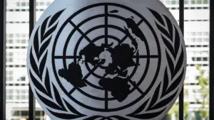 Das Emblem der Vereinten Nationen vor einem Gebäude in New York City.