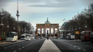 Das Brandenburger Tor und der Berliner Fernsehturm unter einem weiten, bewölkten Berliner Himmel.