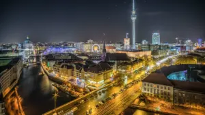 Blick über die Spree auf das Nikolaiviertel und den Berliner Fernsehturm bei Tageslicht.
