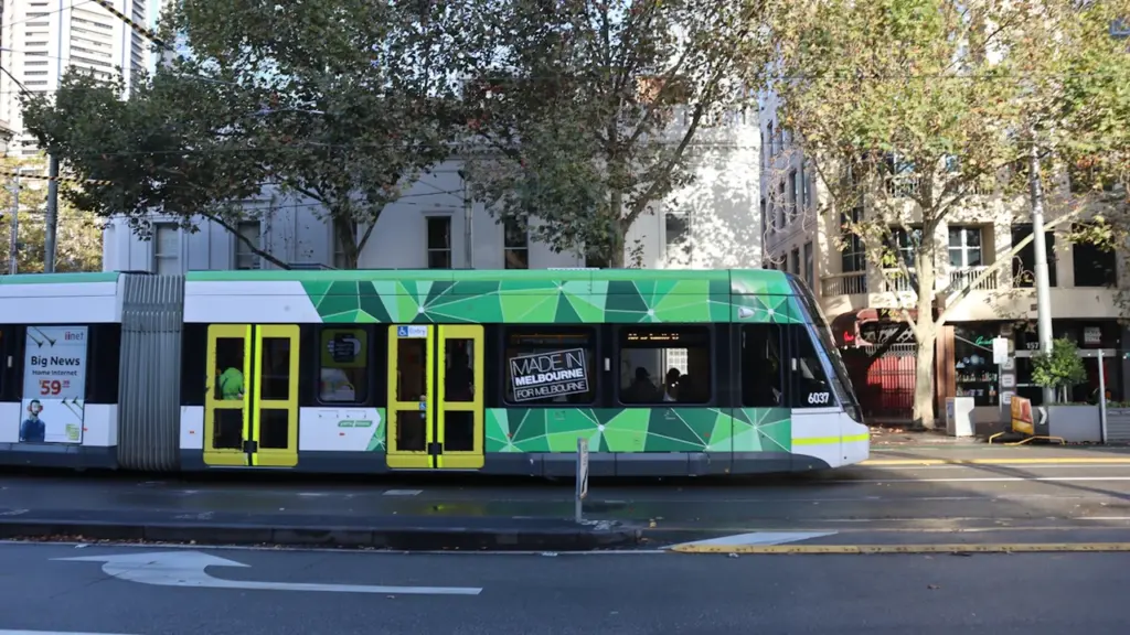 Eine Straßenbahn fährt durch eine städtische Umgebung im Rahmen des öffentlichen Personennahverkehrs.