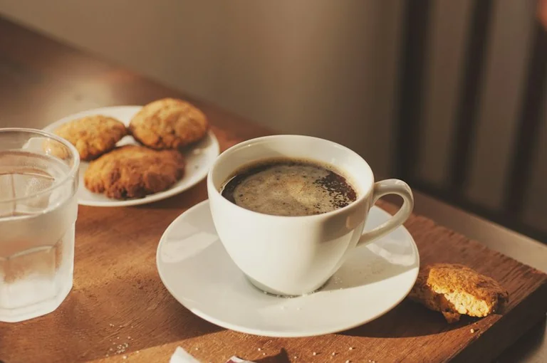 Koffein nach dem Mittag: Was der Schlaf davon merkt