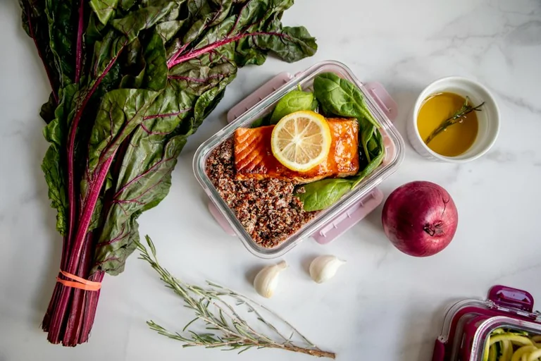 Meal Prep am Wochenende: Mittagessen für fünf Tage planen