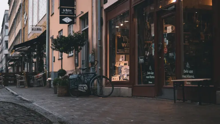 Europäische Einkaufsstraße mit Cafés und Fahrrad, passend für einen Stadtspaziergang in Deutschland.