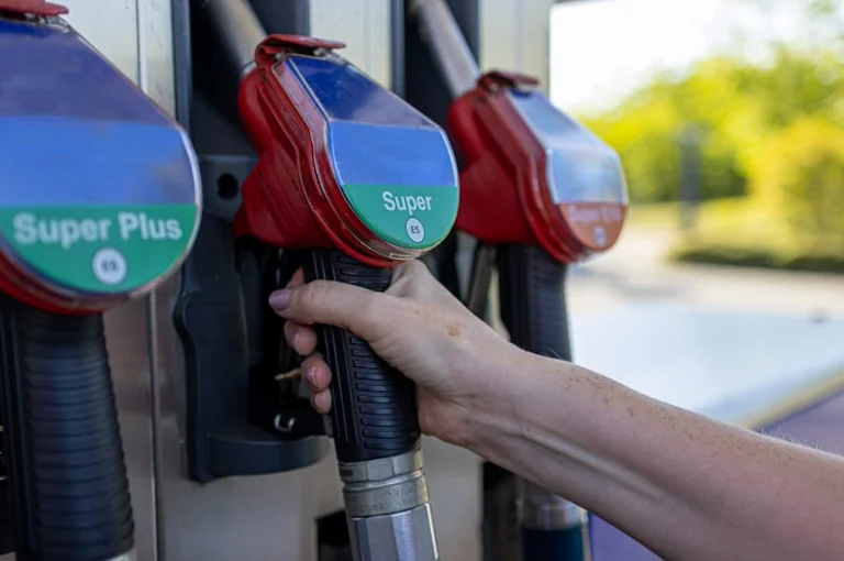 Spritpreise vergleichen: So tanken Autofahrer günstiger