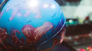 Ein beleuchteter Globus mit abgebildeten Sternbildern und Tierkreiszeichen in dunkler Umgebung.