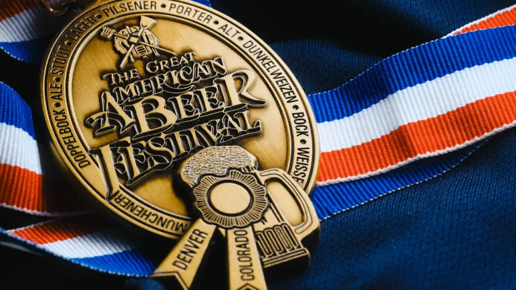 Eine glänzende goldene Medaille mit rotem, weißem und blauem Band.