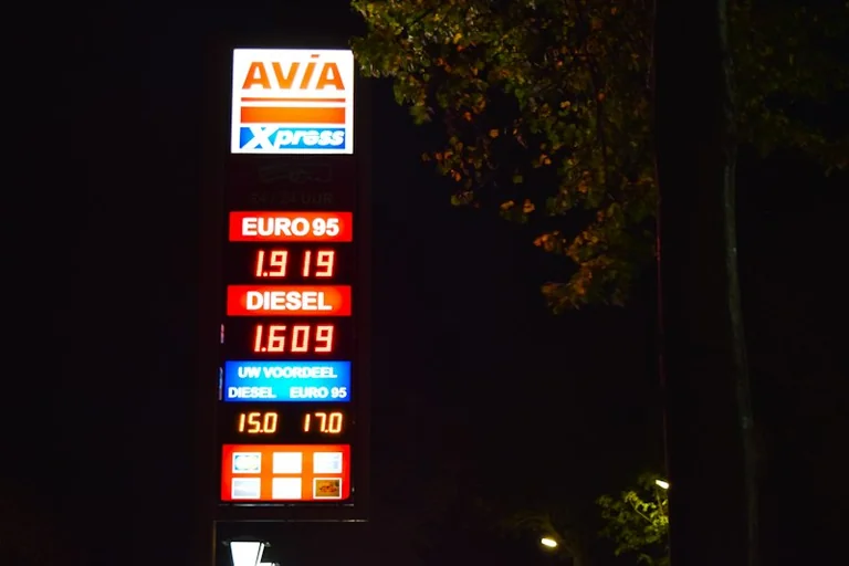 Spritkosten im Herbst senken: Preise vergleichen, Fahrten bündeln