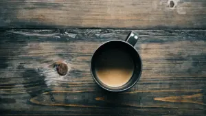 Eine Tasse Kaffee auf einem Tisch, der für einen entspannten Montagmorgen steht.